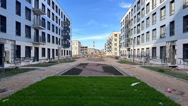 Plus Пулковский — газоны и фасады